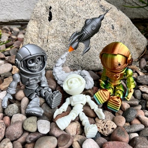 Astronaut Skeleton Articulated Flexi Fidget Toy Spaceman Reptile Desk Model 3D Print Printed Fun Gift Rainbow Glow in the Dark Halloween