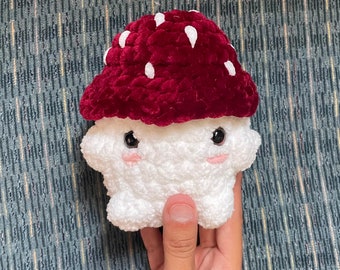 かぎ針編みのマッシュルームボーイのぬいぐるみ、あみぐるみの