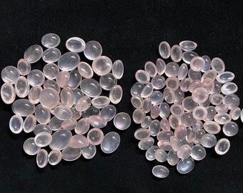 Lotto di pietre preziose sfuse di quarzo rosa naturale, di forme miste, ideali per la creazione di gioielli.