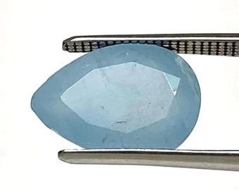 Acquamarina naturale, pietra preziosa sfaccettata a forma di pera, ideale per la creazione di gioielli.