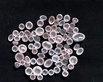 Lotto di pietre preziose sfuse di quarzo rosa naturale, di forme miste, ideali per la creazione di gioielli.