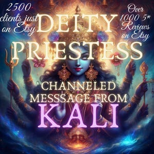 Puede incluir: Una ilustración digital de Kali, una deidad hindú, con múltiples brazos. La imagen está sobre un fondo colorido con un patrón de galaxia. El texto "DEITY PRIESTESS" está escrito en letras grandes y en negrita sobre Kali. El texto "CHANNELED MESSAGE FROM KALI" está escrito debajo de Kali. El texto "Over 1000 5* Reviews on Etsy" está escrito en la esquina superior derecha de la imagen. El texto "2500 clients just on Etsy" está escrito en la esquina superior izquierda de la imagen.