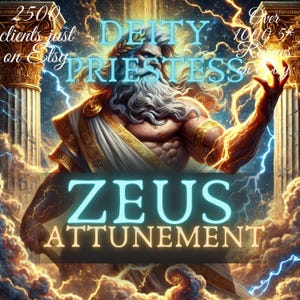Op de afbeelding: Een digitale illustratie van Zeus, de Griekse god van de hemel en de donder, met een bliksem in zijn hand. De afbeelding is geplaatst tegen een achtergrond van wolken en bliksem. De tekst "DEITY PRIESTESS" en "ZEUS ATTUNEMENT" is op de afbeelding te zien.