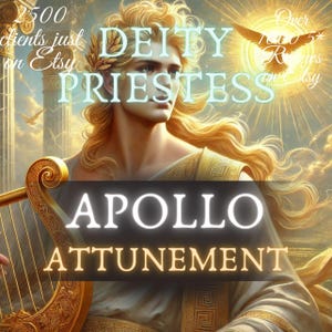 Puede incluir: Una ilustración digital de Apolo, el dios griego de la música, la poesía, la profecía, la curación, la peste y más. Se le representa como un joven apuesto con el pelo largo y dorado y una lira dorada. El texto "DEITY PRIESTESS" y "APOLLO ATTUNEMENT" se superpone a la imagen.