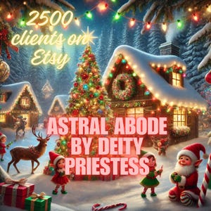 Può includere: Una scena invernale festosa con case coperte di neve, un albero di Natale decorato e luci natalizie. L'immagine include il testo "2500 clienti su Etsy" e "ASTRAL ABODE BY DEITY PRIESTESS". Elementi decorativi includono elfi, renne e regali confezionati.