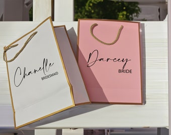 Bolsa de regalo personalizada, bolsa de regalo con nombre, bolsa de regalo de lujo en papel kraft, dorada y blanca con asas de cuerda.
