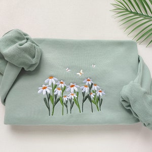 Sudadera con margaritas y mariposas bordadas, sudadera con mariposas, sudadera de cuello redondo, patrones de bordado, bordado de flores, el mejor regalo