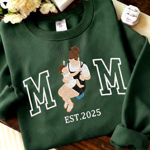 Sudadera con foto para mamá, sudadera bordada personalizada con retrato de mamá, camiseta deportiva universitaria, camiseta deportiva bordada personalizada, regalos para el Día de la Madre imagen 2