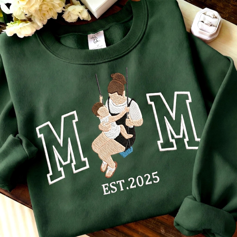 Sudadera con foto para mamá, sudadera bordada personalizada con retrato de mamá, camiseta deportiva universitaria, camiseta deportiva bordada personalizada, regalos para el Día de la Madre imagen 2