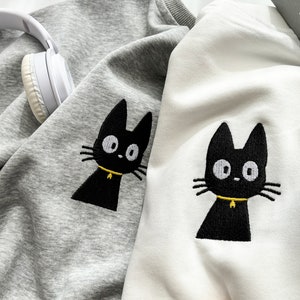 かわいい黒猫の刺繍入りスウェットシャツ、刺繍入り黒猫のスウェットシャツ、クルーネックスウェットシャツ、ユニセックススウェットシャツ、猫の飼い主へのギフト