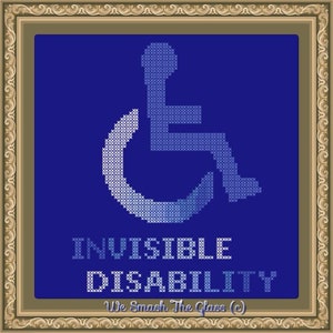 Op de afbeelding: Blauw en wit kruissteekontwerp van een rolstoel symbool met de tekst "Invisible Disability" en de zin "We Smash The Glass (c)" eronder.