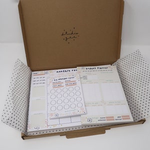 Medium Stationery Bundle #4 - Floral | Desk Pad, To Do, Organisation, Back to school, Household, Budget Planners, Monthly, Financial Planner