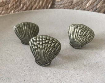 Antique Bronze Shell Cabinet Knob, Gold Handle, Coastal Dresser Knob, Bronze Scallop Shell Knob