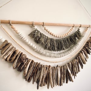 Olivgrüner Treibholz-Wandbehang mit Tonperlen, Boho-Küsten-Wanddekor, Palmenblatt-Wandbehang, Makramee-Wandbehang