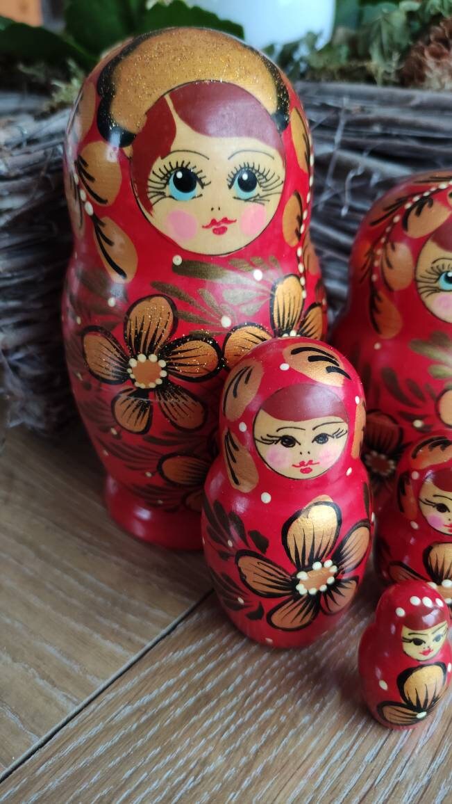 Ensemble Artisanal de Cinq Poupées Russes, Peintes à La Main