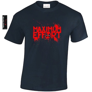 Könnte beinhalten: Ein marineblaues T-Shirt mit einem roten Grafikdruck, auf dem "MAXIMUM EFFORT" steht, mit einer roten Deadpool-Maske in der Mitte des Textes.