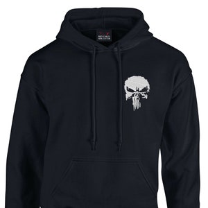 Op de afbeelding: Een marineblauw hoodie met een witte schedelprint op de voorkant. Het label vermeldt "RED CHILLI 100% COTTON".