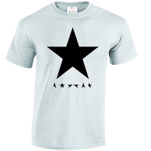 Peut inclure: Un t-shirt bleu clair avec une étoile noire et le texte "A✩✩✩✩✩A" imprimé sur le devant.