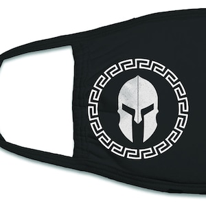 Peut inclure: Masque facial noir orné d'un casque spartiate blanc dans un motif de clé grecque circulaire. Le masque est symétrique avec des boucles d'oreille. Le motif est centré sur le côté gauche du masque.