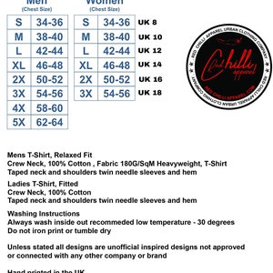 Puede incluir: Tabla de tallas para camisetas con medidas en pulgadas para hombres y mujeres. La tabla muestra tallas de pecho de 34-36 a 62-64. La tabla tambi&eacute;n incluye tallas del Reino Unido del 8 al 18. La tabla est&aacute; rodeada por un logotipo de chile rojo con el texto "Red Chilli Apparel Urban Clothing Company".