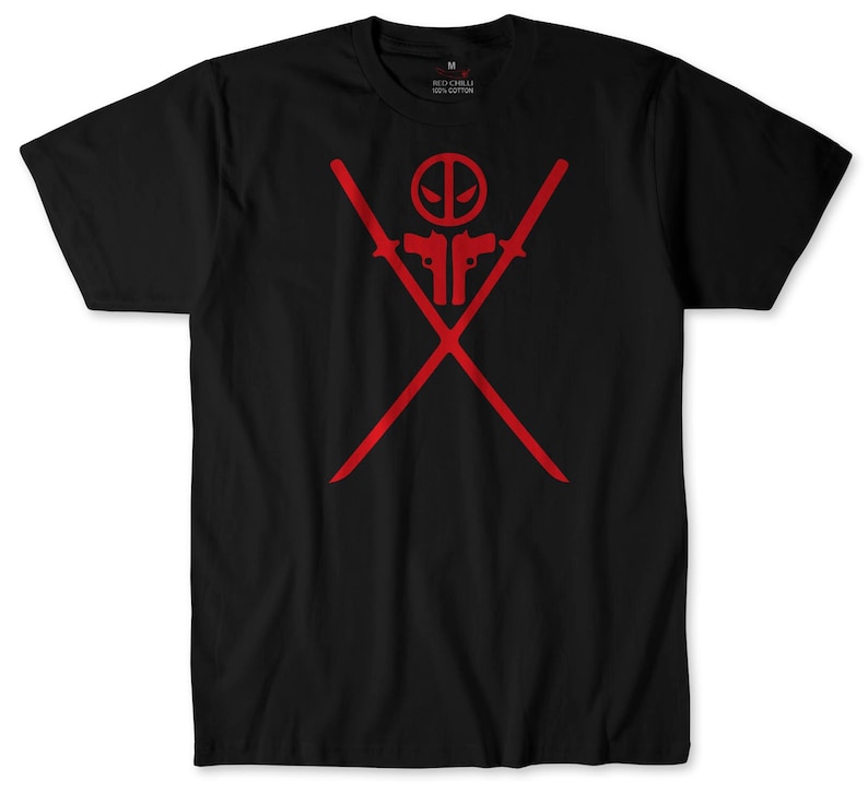 Puede incluir: Camiseta negra con un gr&aacute;fico rojo de una calavera con dos espadas cruzadas y pistolas. La etiqueta dice "RED CHILI 100% COTTON".