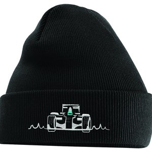 Puede incluir: Gorro de punto negro con una imagen bordada en blanco de un coche de carreras.