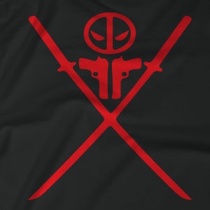 Puede incluir: Dise&ntilde;o gr&aacute;fico rojo con una calavera estilizada con dos espadas cruzadas y dos pistolas. La calavera tiene una m&aacute;scara roja con dos ojos blancos.