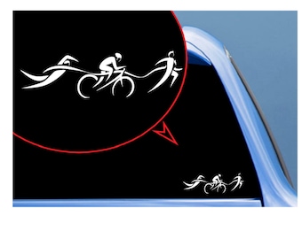 Könnte beinhalten: Weißer Silhouette-Aufkleber eines Triathlon-Athleten beim Schwimmen, Radfahren und Laufen. Der Aufkleber befindet sich auf einem blauen Autofenster.