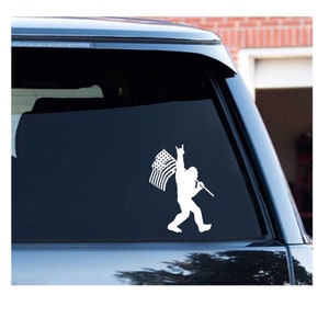 Sasquatch Bigfoot Rock On Flag Lustige Vinyl Aufkleber Aufkleber für Auto, LKW, Fenster, Auto, Auto, Laptop, Telefon, Wohndekoration.