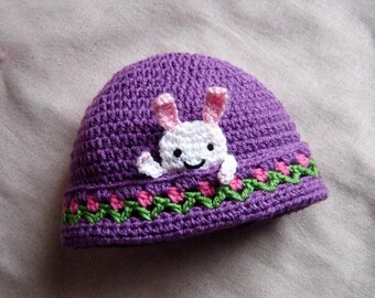 Gorro Floral con Aplique Conejito- Patrón de Ganchillo 6 tamaños, Bebé-Adulto; Se incluye un patrón gratuito de sombrero de gato.