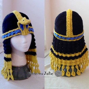 Pode incluir: Um chapéu de crochê preto e dourado com uma borda azul e amarela. O chapéu tem uma cobra de crochê no topo e uma franja ao redor da parte inferior.