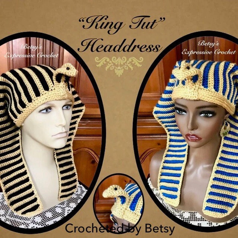 K&ouml;nnte beinhalten: Geh&auml;kelte "King Tut" Kopfbedeckung mit einem gold-schwarzen Streifenmuster und einem blau-goldenen Streifenmuster. Die Kopfbedeckung wird von zwei Mannequins getragen. Die Kopfbedeckung wurde von Betsy geh&auml;kelt.
