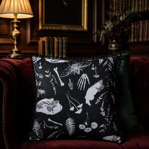 Cojín de calavera / Cojines de bruja / Cojín gótico / Cojín de seta / Hogar gótico / Decoración gótica / Botánica