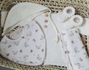 Coffret bébé, cadeau naissance, brassière laine bébé, gilet, bonnet, chaussons, bavoir doubles gaze, lange, crochet, pure laine mérinos