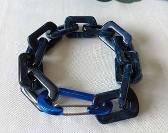 Chunky statement chain and link acrylic bracelet, in marbled navy