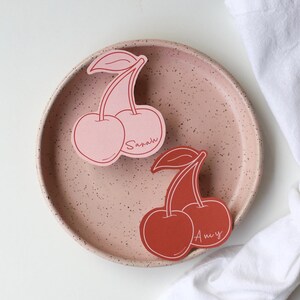 Plantilla de tarjeta de lugar en forma de cereza / despedida de soltera mon cheri, decoración de mesa con temática de cereza, tarjetas de nombre de cereza roja rosa, tarjeta de lugar editable