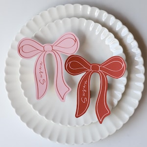 BOW SHAPED PLACECARD Vorlage | handgezeichnete Schleifen und Schleifen Tischkarten, handgeschriebene Schleifen Tischkarten, pink rote Junggesellinnenabschiede, beerenrote Schleife