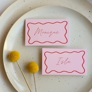 TISCHKARTEN | Gewellte Borte Rosa Moderne Hens Party/Bachelorette Wochenende/Hochzeit Tischkarten | Bearbeitbare Tischkarten | Druckbar | Minimales Design