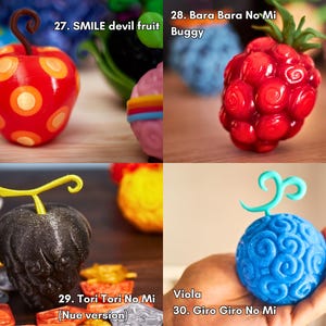 Colección de Frutas del Diablo réplica para fans de One Piece que buscan un regalo anime original.
27 SMILE: esfera roja con grandes puntos naranjas, versión Zoan artificial.
28 Bara Bara no Mi de Buggy: fruta tipo frambuesa roja con espirales.
29 Tori Tori no Mi (Nue): versión negra brillante con tallo amarillo.
30 Giro Giro no Mi de Viola: esfera azul cielo con espirales, sostenida en mano. Cada modelo es una pieza artesana, lista para cosplay, decoraciones otaku o fotos de coleccionista.