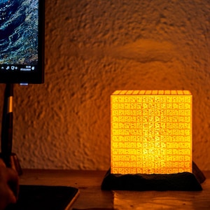 unidad de poneglyph iluminada en dorado se erige en una repisa, recordando el fragmento de la historia que podría cambiar el destino del mundo