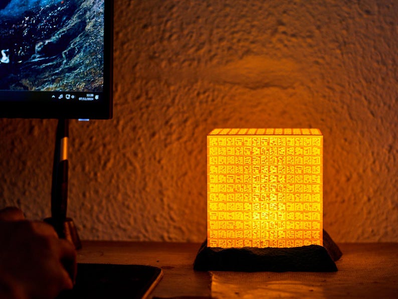 unidad de poneglyph iluminada en dorado se erige en una repisa, recordando el fragmento de la historia que podría cambiar el destino del mundo