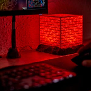 poneglyph con inscripciones antiguas brilla en rojo, recordando los secretos resguardados por generaciones en el mundo de One Piece