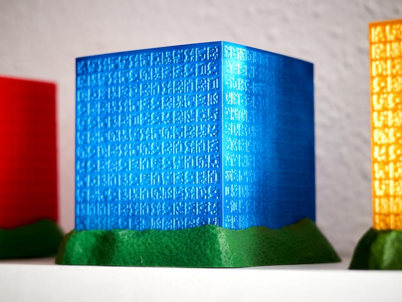 poneglyph individual azul, con tallados intrincados, representa la llave hacia la Historia Verdadera y la búsqueda que ha movilizado a generaciones de piratas
