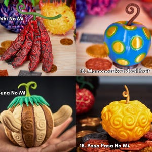 Réplica artesanal de Frutas del Diablo One Piece, ideal para decoración anime, cosplay o regalo otaku.
15 Ushi Ushi no Mi de Kaku: gajos rojos con espirales, tallo verde.
16 Fruta artificial de Momonosuke: esfera azul con grandes círculos dorados.
17 Suna Suna no Mi de Crocodile: melón marrón-arena con “aletas” y hojas verdes.
18 Pasa Pasa no Mi (película): esfera amarilla oro con espirales. Cada pieza está pintada a mano y barnizada para una vitrina otaku de alto impacto visual.