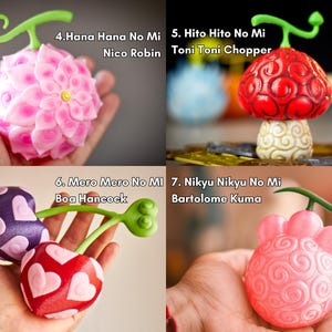 Collage de cuatro réplicas artesanales de Frutas del Diablo sostenidas en la mano.
• 4 Hana Hana no Mi de Nico Robin, flor rosada con pétalos tallados.
• 5 Hito Hito no Mi de Chopper, sombrero rojo sobre base dorada en espiral.
• 6 Mero Mero no Mi de Boa Hancock, doble corazón con relieves de corazones.
• 7 Nikyu Nikyu no Mi de Kuma, esfera rosa con “huellas” acolchadas.
Pintadas a mano; perfectas para cosplay, vitrinas otaku y regalos anime.