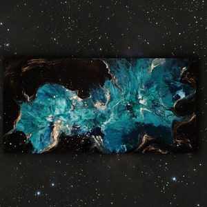 Puede incluir: Pintura abstracta con pintura azul, verde y dorada en espiral sobre un fondo negro. La pintura se asemeja a una galaxia o nebulosa.