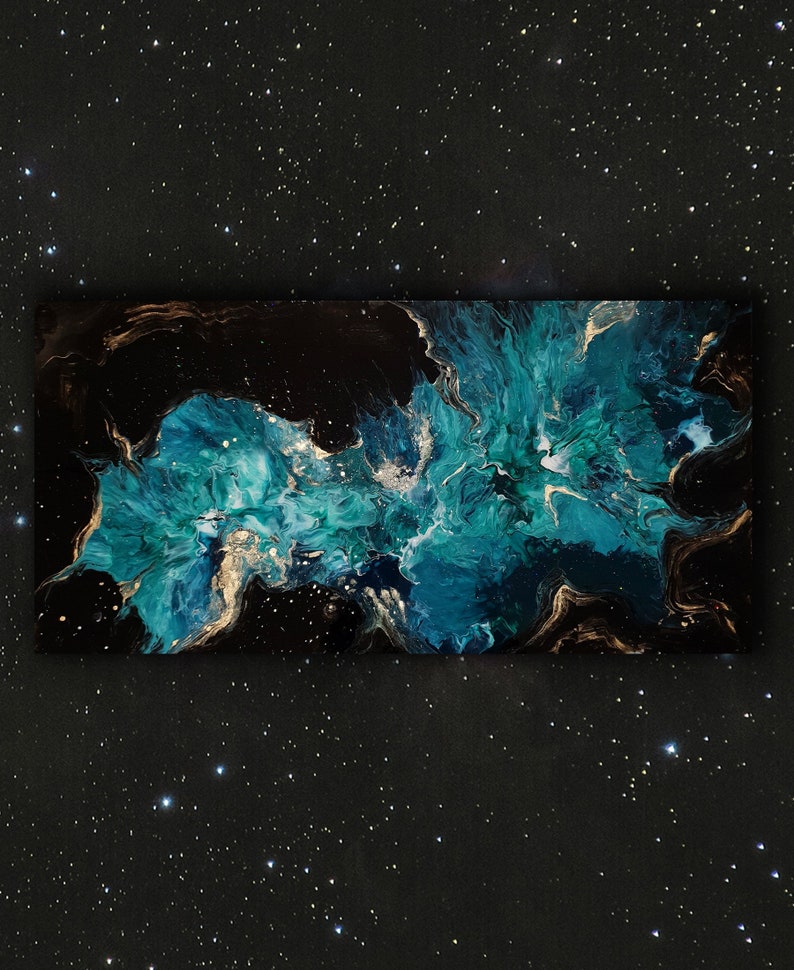 Puede incluir: Pintura abstracta con pintura azul, verde y dorada en espiral sobre un fondo negro. La pintura se asemeja a una galaxia o nebulosa.