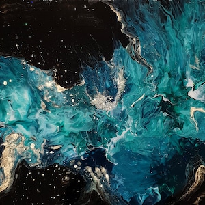 Puede incluir: Pintura abstracta con pintura azul, turquesa y dorada en espiral sobre un fondo negro. La pintura se asemeja a una galaxia o nebulosa.