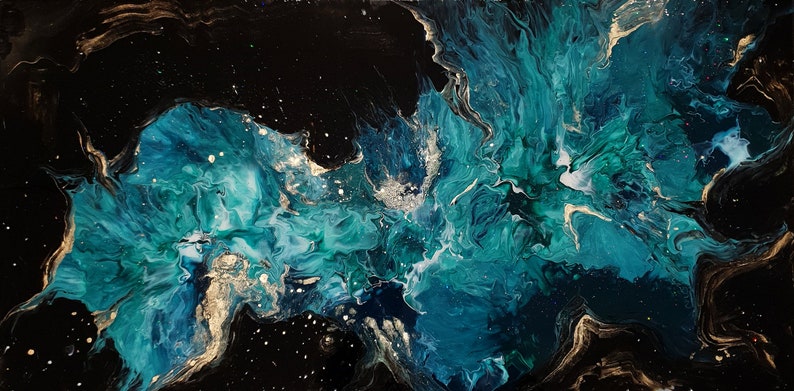 Puede incluir: Pintura abstracta con pintura azul, turquesa y dorada en espiral sobre un fondo negro. La pintura se asemeja a una galaxia o nebulosa.