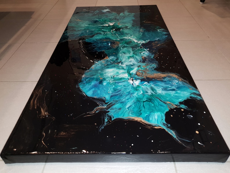 Puede incluir: Pintura abstracta con pintura azul, verde y dorada en espiral sobre un fondo negro.